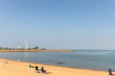 Morecambe, İngiltere - 21 Temmuz 2021: Morecambe Körfezi 'nde güzel güneşli bir yaz günü sahnesi.