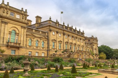 Batı Yorkshire, İngiltere - 26 Ağustos 2021: Harewood House 'daki bahçelerin manzarası, 18. yüzyıl görkemli evi Harewood, Yorkshire yakınlarındaki Leeds' de..
