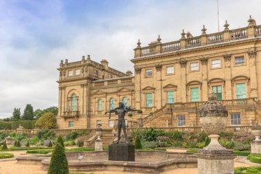 Batı Yorkshire, İngiltere - 26 Ağustos 2021: Harewood House 'daki bahçelerin manzarası, 18. yüzyıl görkemli evi Harewood, Yorkshire yakınlarındaki Leeds' de..