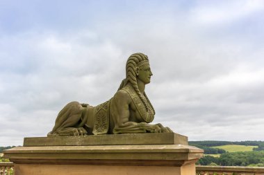 Antik taş oyma bir sfenks heykeli, ünlü anıt, Leeds yakınlarındaki Harewood House bahçelerinde bir aslan ve bir insan kafası tasvir ediyor..