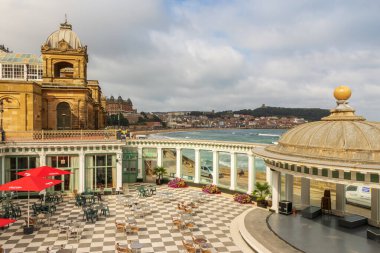 Scarborough, Kuzey Yorkshire, İngiltere - 2 Eylül 2021: Scarborough Spa 'daki Güney Körfezi' nden İngiltere 'deki Castle Hill' e doğru kıyı manzarası.