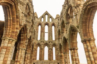 Whitby Manastırı 'nın kalıntıları, 7. yüzyıl Hıristiyan manastırı, daha sonra bir Benedikt manastırı oldu.. 