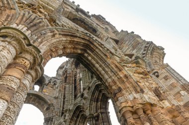 Whitby Manastırı 'nın kalıntıları, 7. yüzyıl Hıristiyan manastırı, daha sonra bir Benedikt manastırı oldu.. 