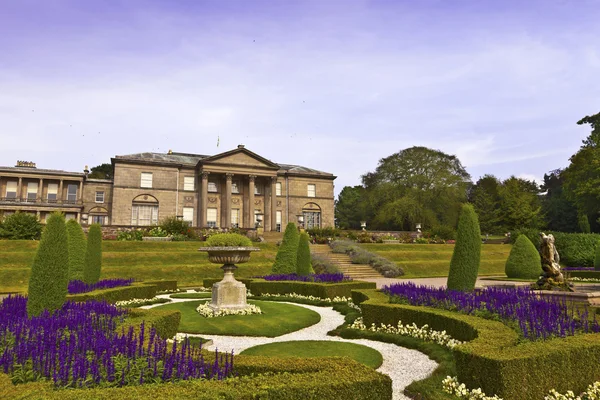 Storica casa signorile inglese e giardini . — Foto Stock