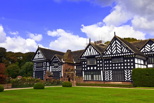 Siyah-Beyaz ahşap çerçeveli Ortaçağ mansion house ve bahçeler. — Stockfoto