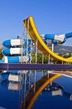 havuzu ve kaydırağı.