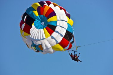 Genç kadın Parasailing.