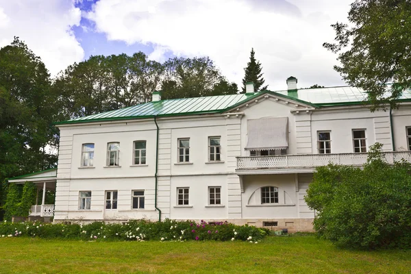 A casa de Leo Tolstoy em sua propriedade Yasnaya Polyana . — Fotografia de Stock