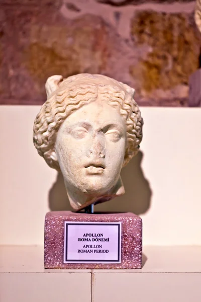 Testa di Apollo dettaglio di un antico statuto . — Foto Stock