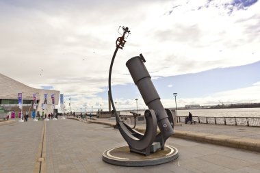 Liverpool waterfront adlı Modern heykel.