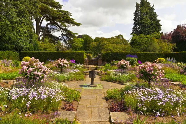 Jardín de verano en Inglaterra . — Foto de Stock