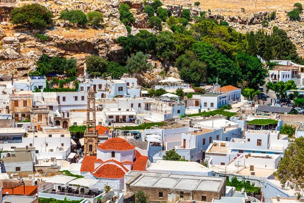 Iglesia de Panagia y vistas de los tejados de Lindos . — Foto de Stock