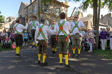Saddleworth, İngiltere - 24 Ağustos 2019: Uppermill köyündesaddleworth Rushcart Festivali'nde Morris dans.