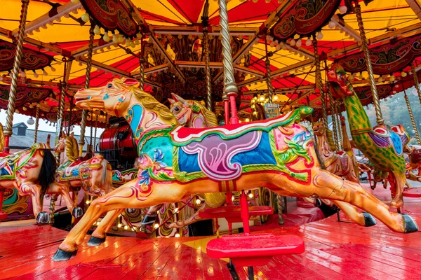 Carrusel de caballos en el patio de recreo . —  Fotos de Stock