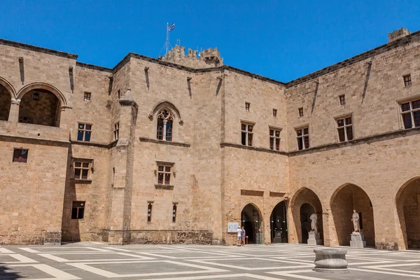 Rhodes şehrinde ortaçağ şatosu — Stok fotoğraf