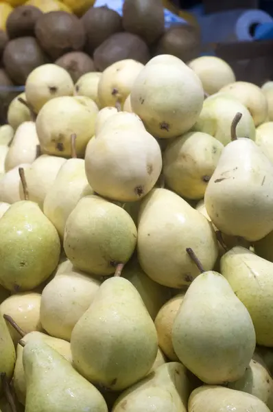 Green pears at a famers market — Stock Photo, Image