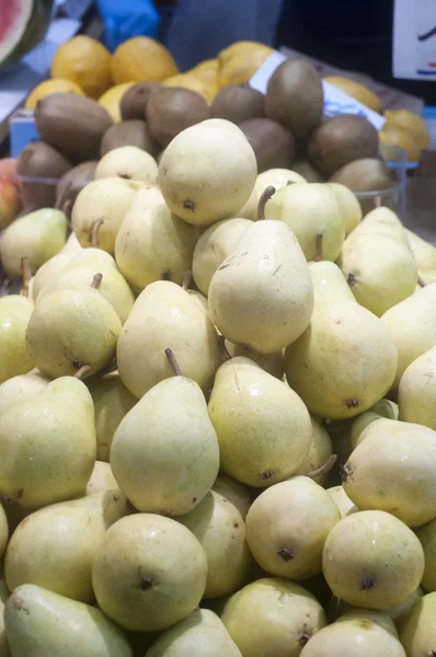 Green pears at a famers market — Stock Photo, Image