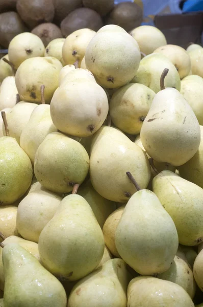 Peras verdes en un mercado de agricultores Fotos de stock libres de derechos