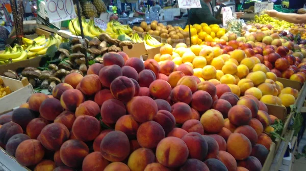 Fresh peaches on display — Stock Photo, Image