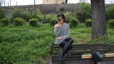 Genç kız Roma 'daki parkta dinleniyor.