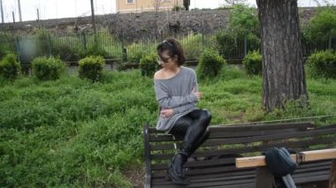 Genç kız Roma 'daki parkta dinleniyor.