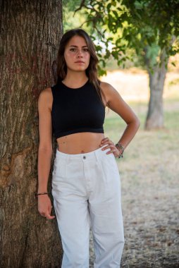 Parktaki güzel İtalyan kız, Roma 'da elbise giyiyor.