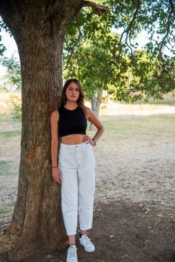 Parktaki güzel İtalyan kız, Roma 'da elbise giyiyor.