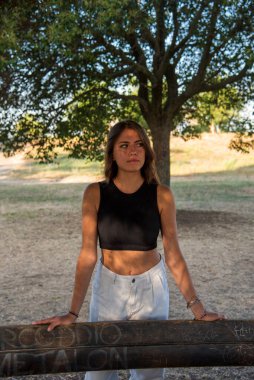 Parktaki güzel İtalyan kız, Roma 'da elbise giyiyor.