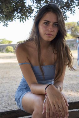 Parktaki güzel İtalyan kız, Roma 'da elbise giyiyor.