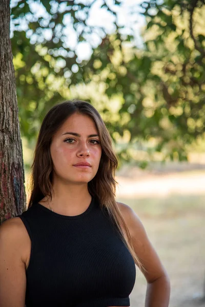 Vacker Italiensk Flicka Parken Klädd Klänning Rom — Stockfoto