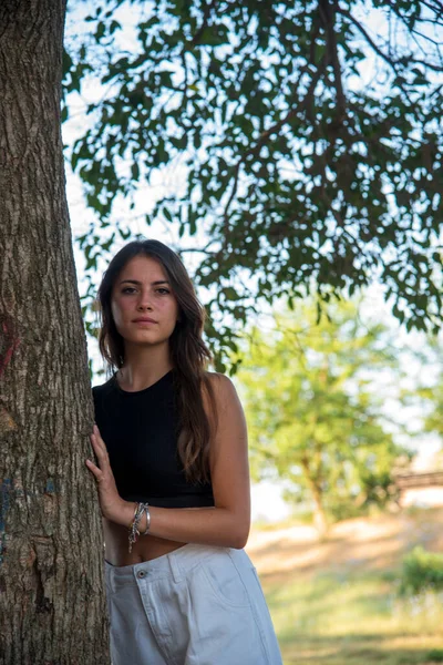 Bella Ragazza Italiana Parco Vestita Roma — Foto Stock