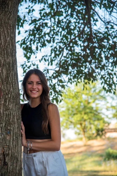 Bella Ragazza Italiana Parco Vestita Roma — Foto Stock