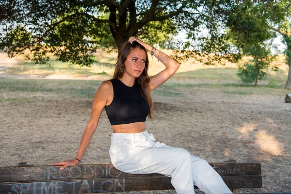 Menina Italiana Bonita Parque Vestindo Vestido Roma — Fotografia de Stock