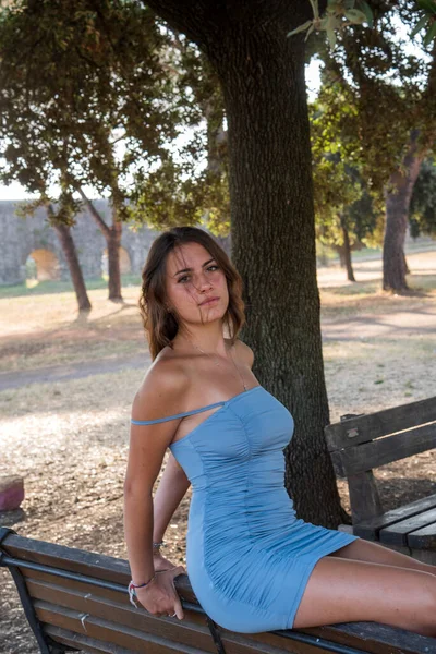Όμορφη Ιταλίδα Στο Πάρκο Φοράει Φόρεμα Στη Ρώμη — Φωτογραφία Αρχείου