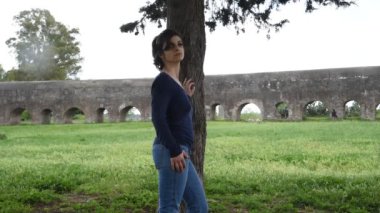 Roma 'daki parktaki kızın portresi