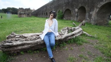 Roma 'daki parktaki kızın portresi