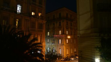 Napoli geceleri aydınlık pencerelerle cephe inşa ediyor