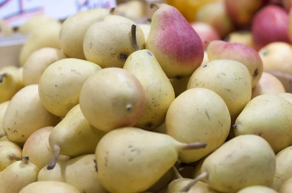 Pile of fresh and ripe pears — Stock Photo, Image