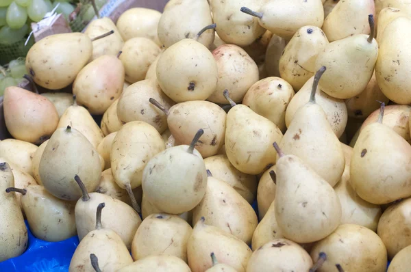 Pile of fresh and ripe pears — Stock Photo, Image