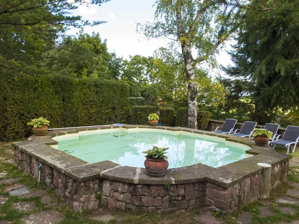 Piscina em uma casa de campo — Fotografia de Stock