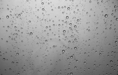 Karanlık üzerine su damlaları