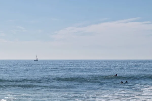 Sörfçülerle Teknelerle Dolu Carcavelos Plajı — Stok fotoğraf