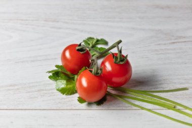 Tahta masada kiraz domatesleri