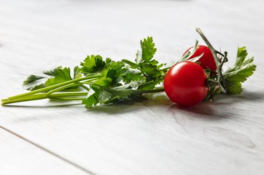 Tahta masada kiraz domatesleri