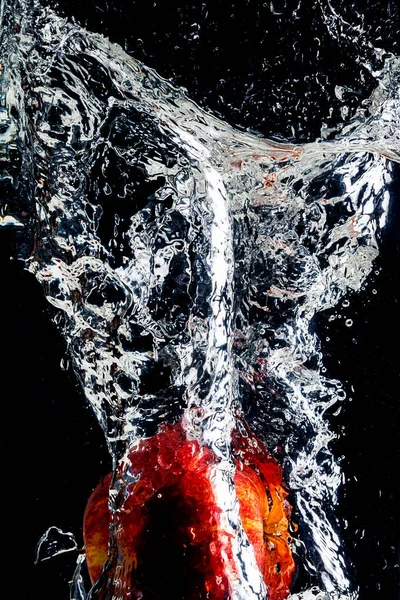 Suya Atılmış Kırmızı Elma Siyah Arkaplan — Stok fotoğraf