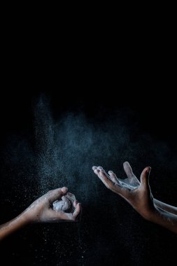 Afrikalı erkek elleri un veya pudrayla etkileşime girer..