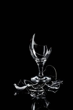 Siyah arka planda kırık camların soyut fotoğrafı.