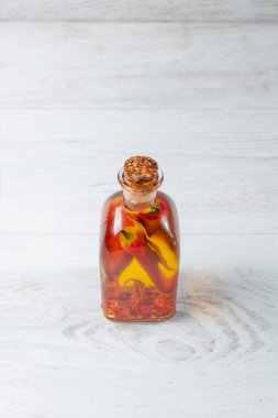 Ahşap arka planda biberli baharatlı kavanoz..