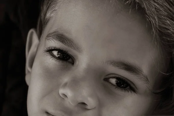 Braune Augen Eines Kleinen Jungen Einem Dunklen Raum — Stockfoto