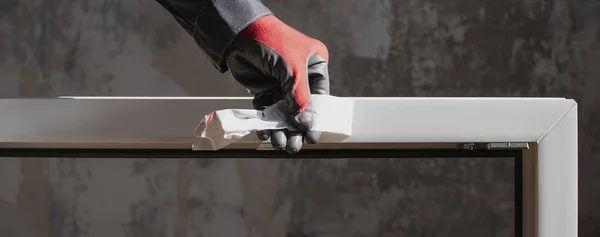 Çalışan bir kurucu pencere çerçevesini monte eder. Kurulumdan önce koruyucu filmi siler